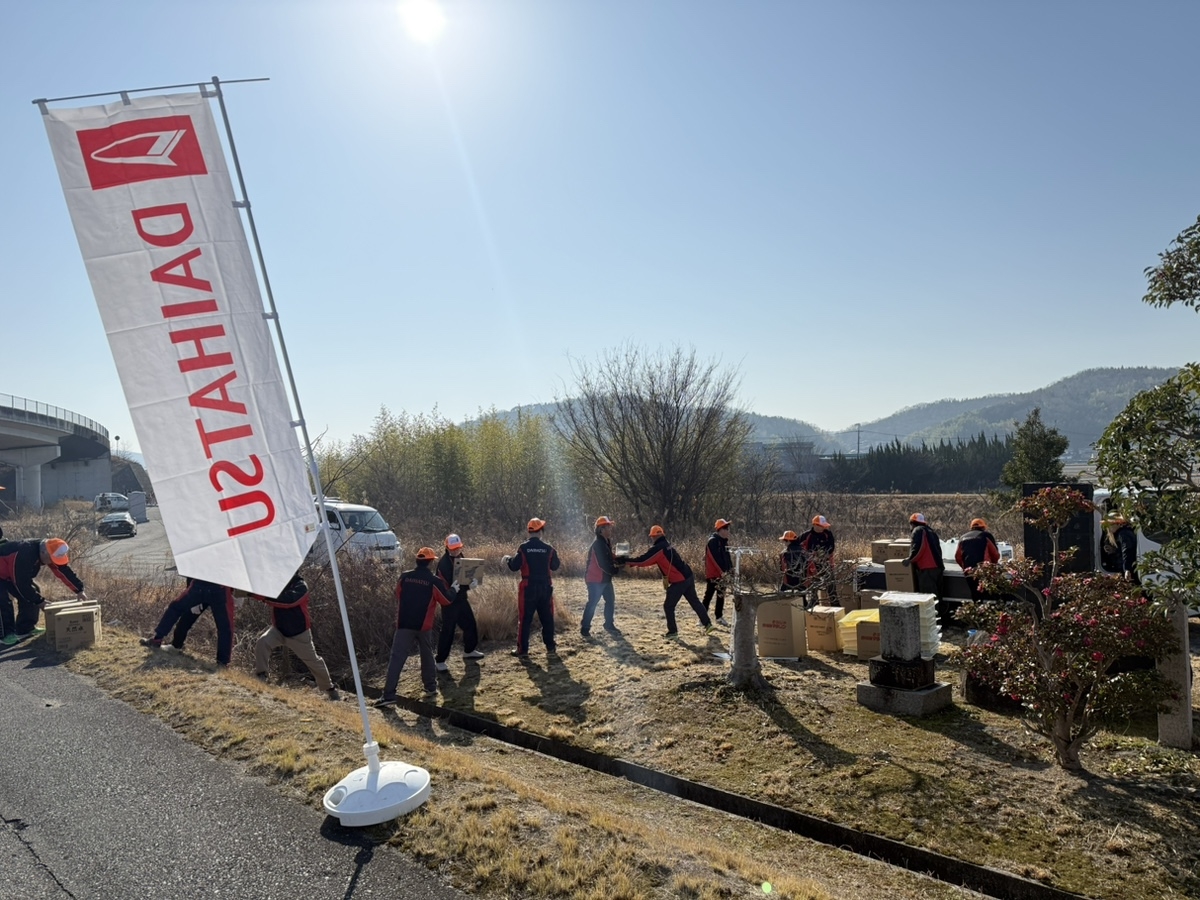 ドリンクや補給食をテントに運びます。6月の農業支援「苗運び」が思い出されます