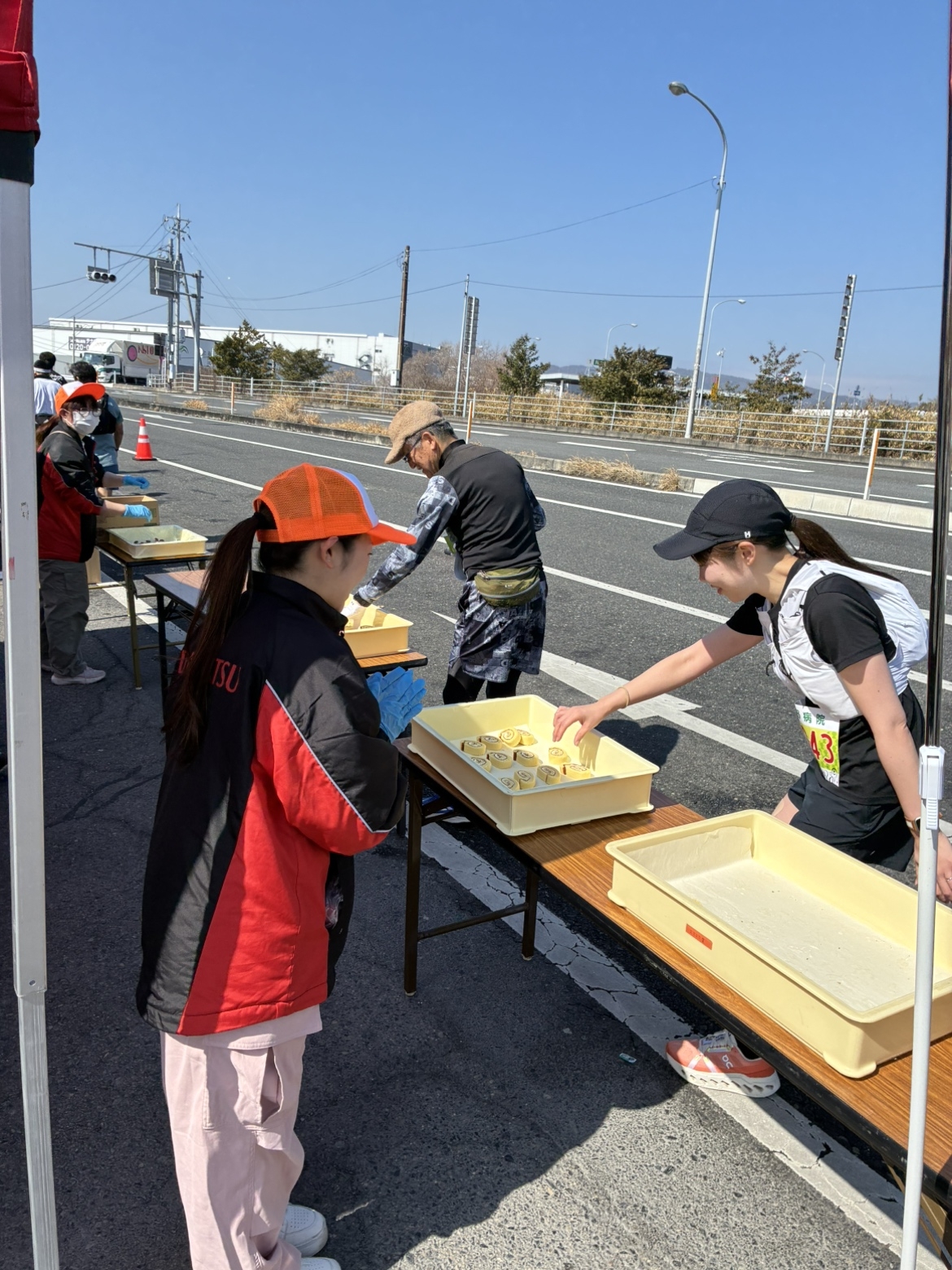 ロールケーキは口の中の水分を持ってかれますが人気の補給食です
