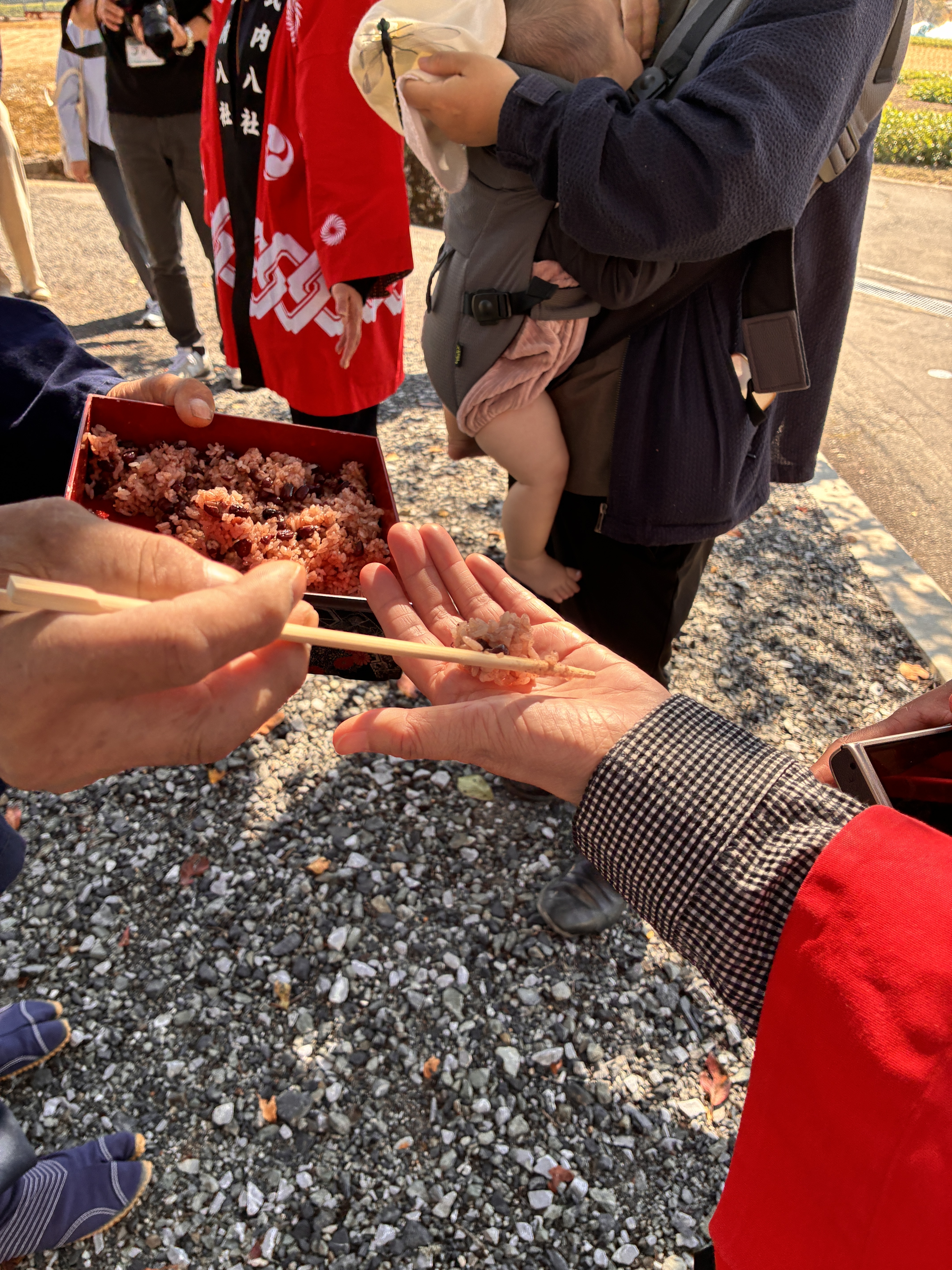 無事に終了し、お赤飯のおすそ分け。もちもちして美味しいです！