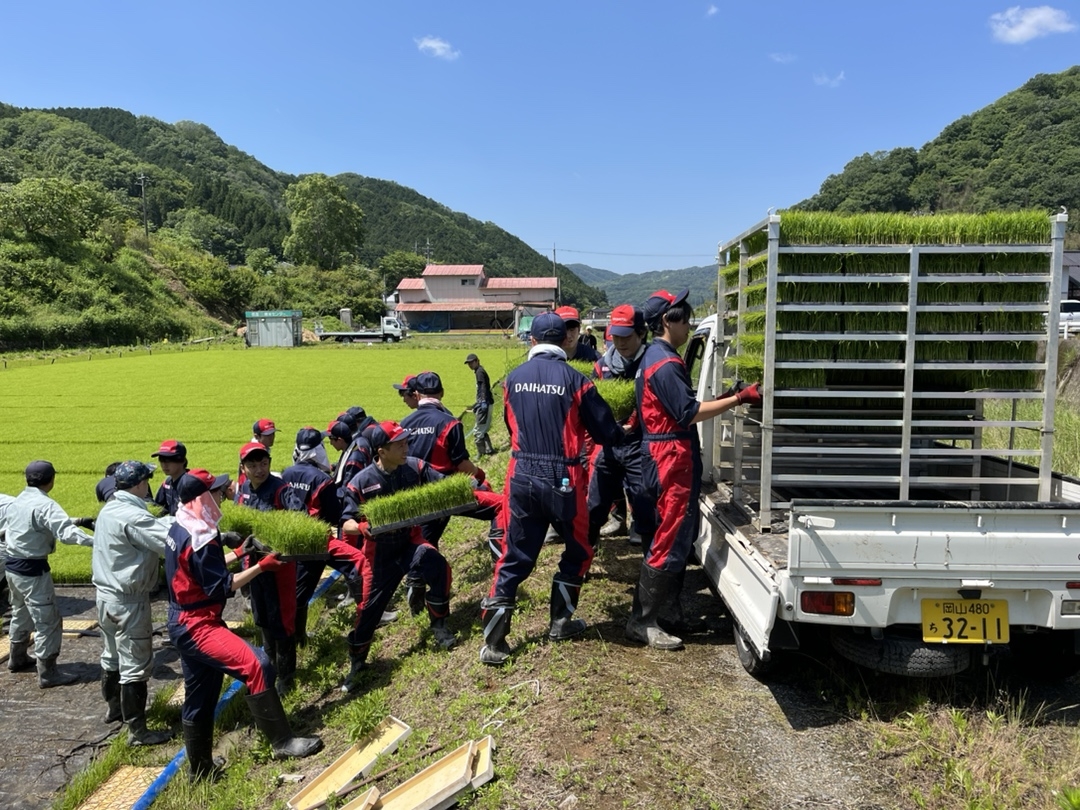 ワチャワチャしてますが、すごい勢いで積み込まれています