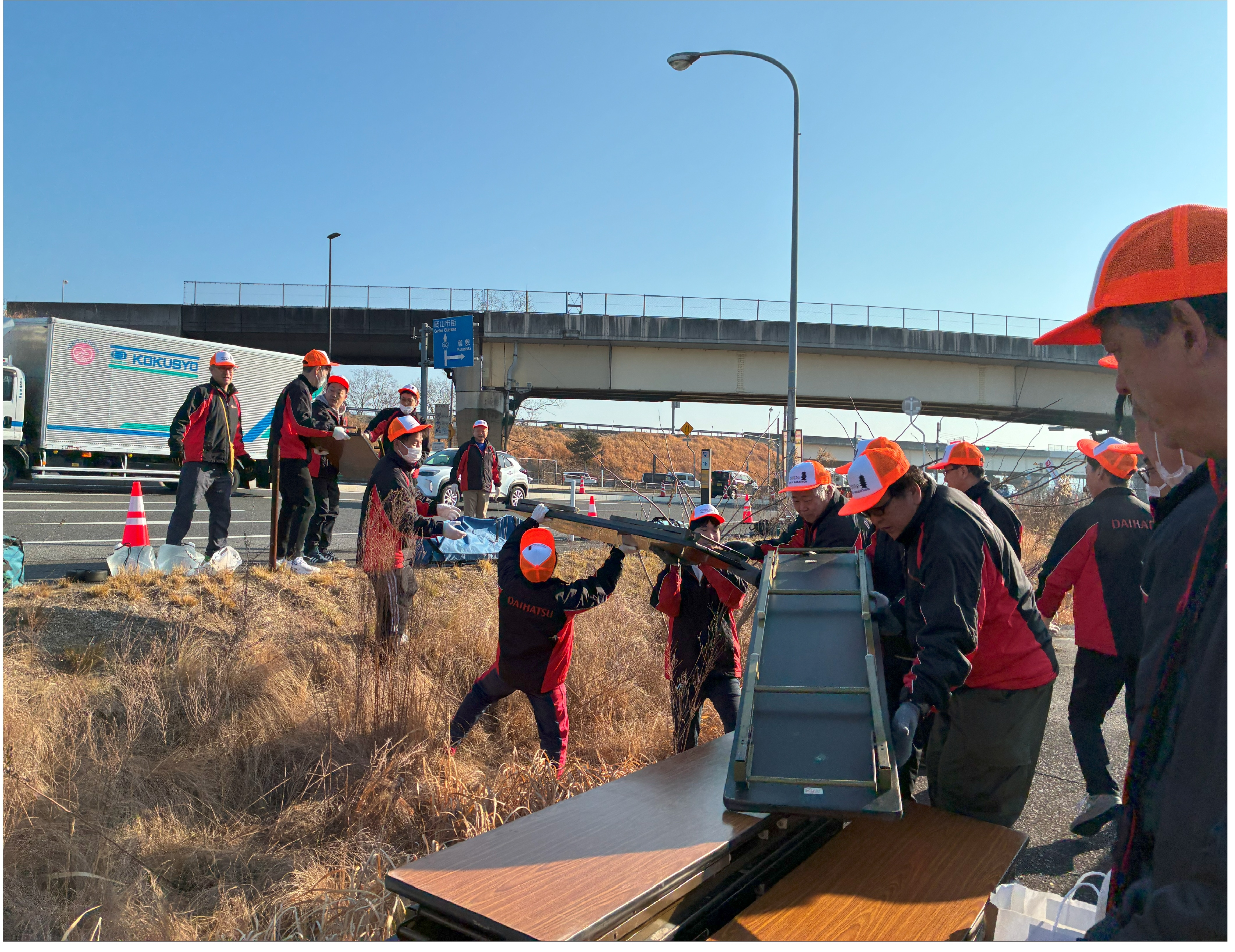 駐車場から荷物を運びます