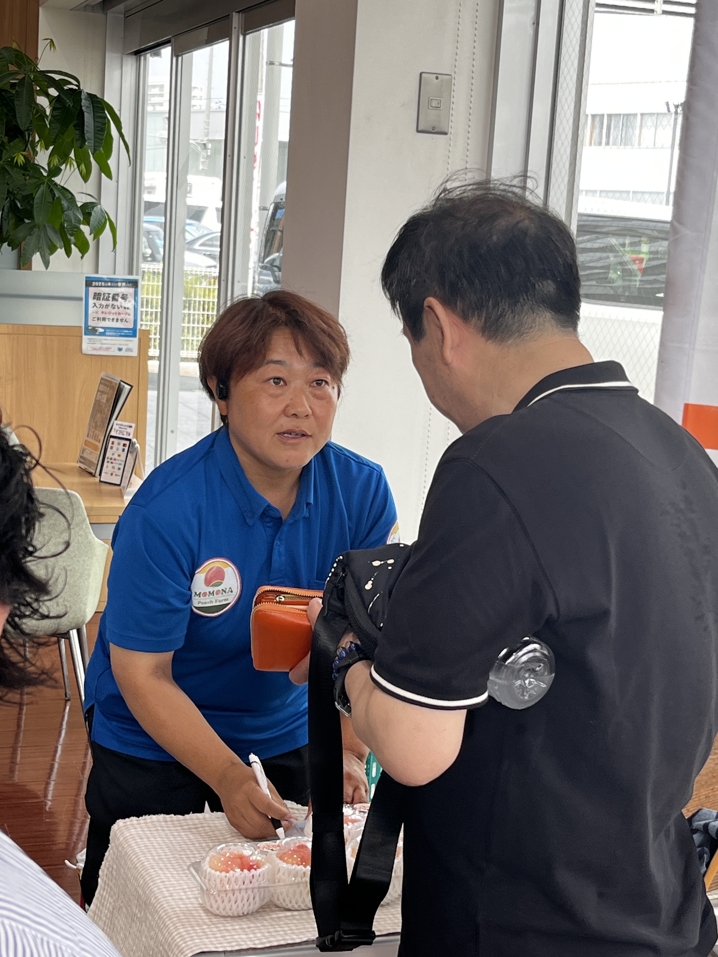 白桃の2個パックが次々に売れて、30分で完売!