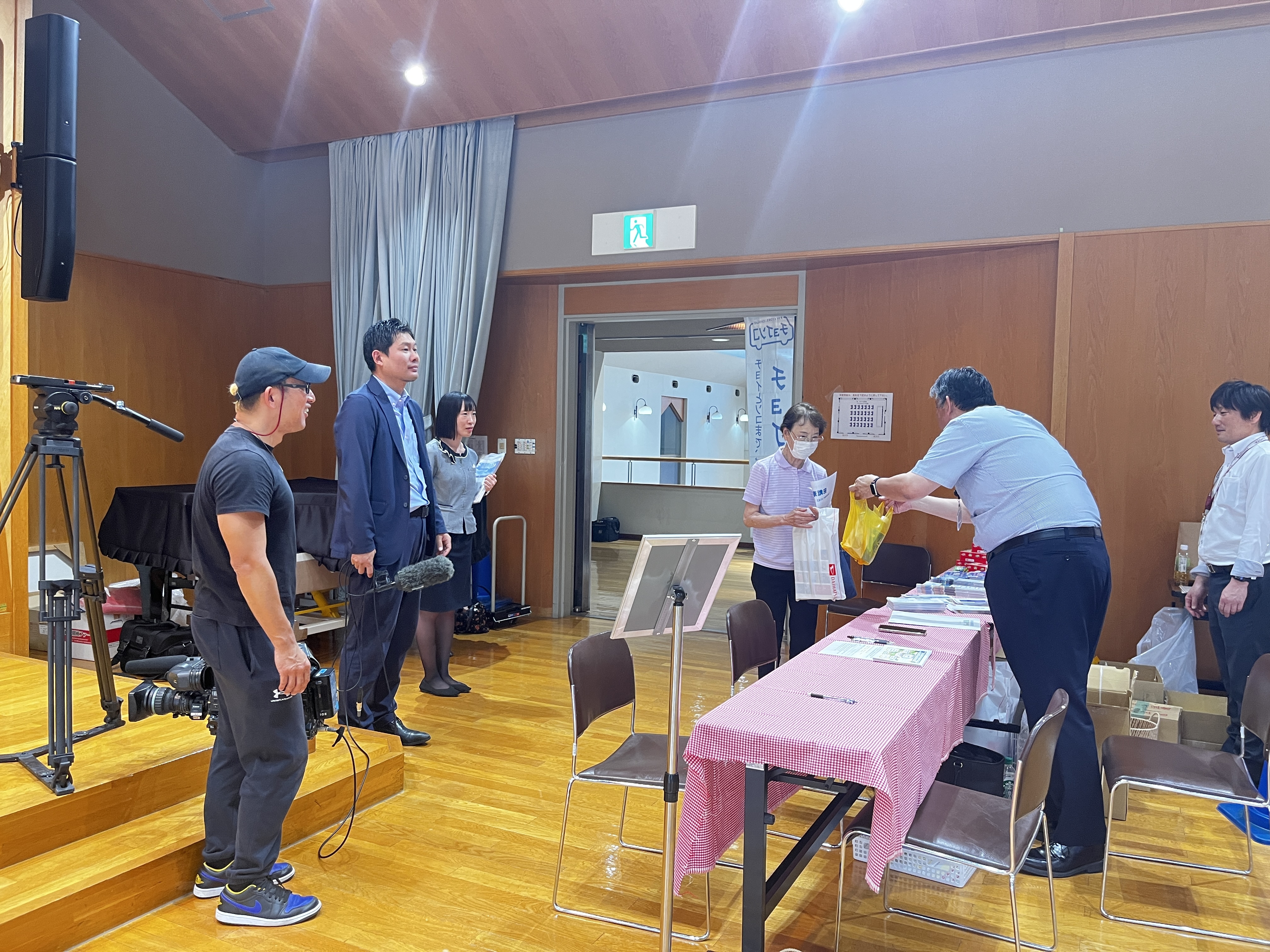 お帰りの際にはお土産と岡山ダイハツSDGｓレポートをお渡し。