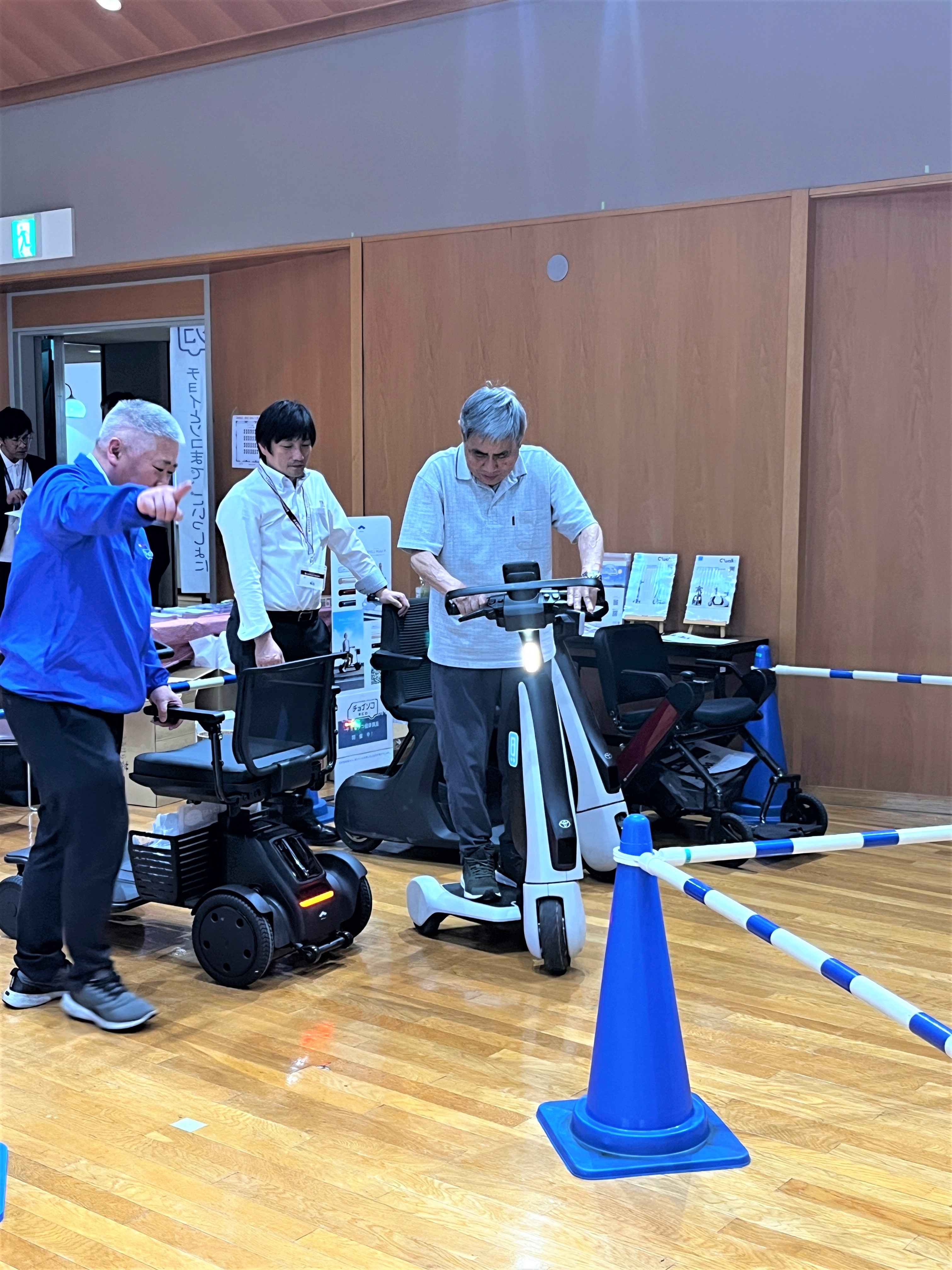C+Walk Tにチャレンジするお父さん。