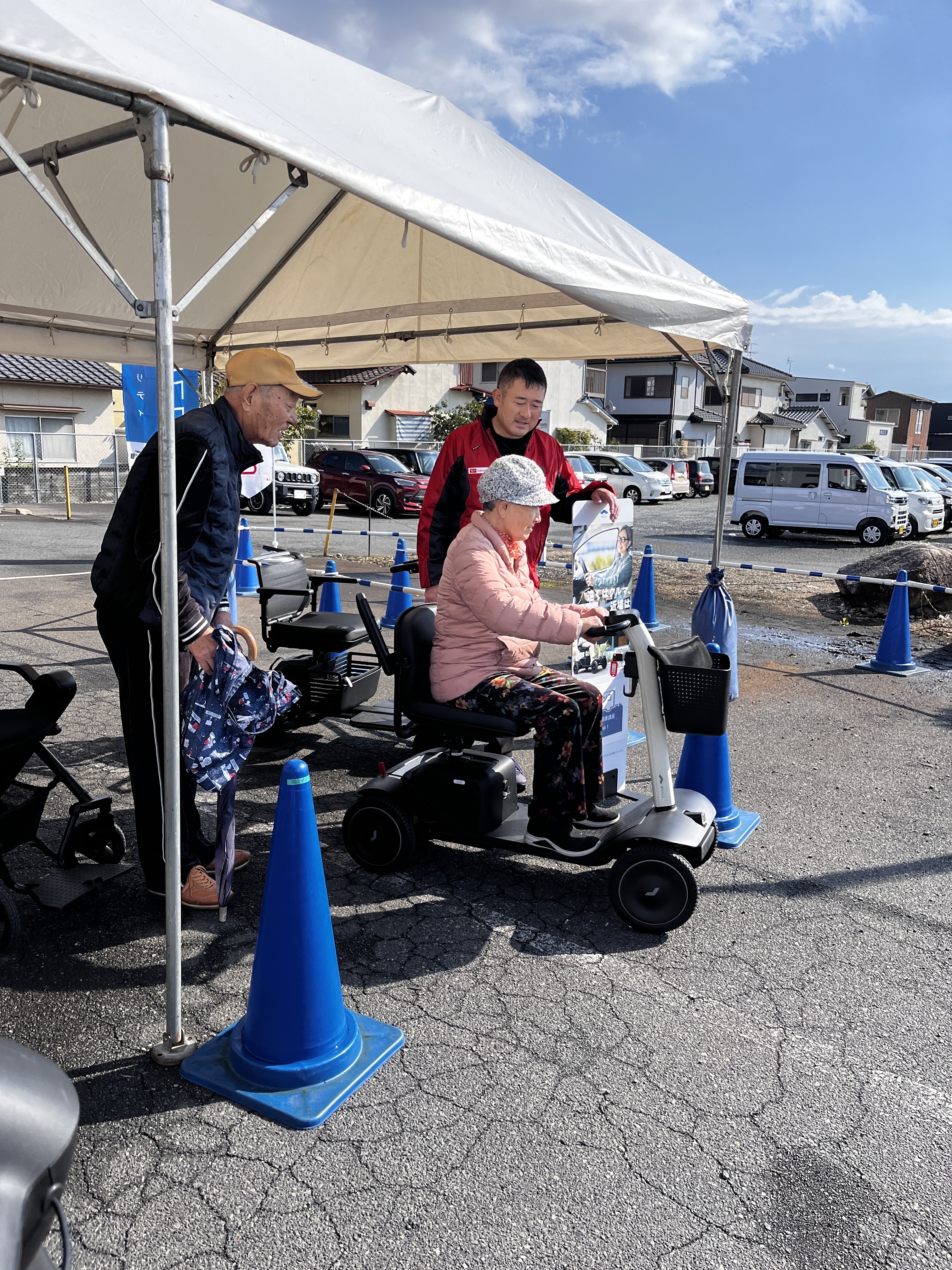 お母さんが試乗しますよ