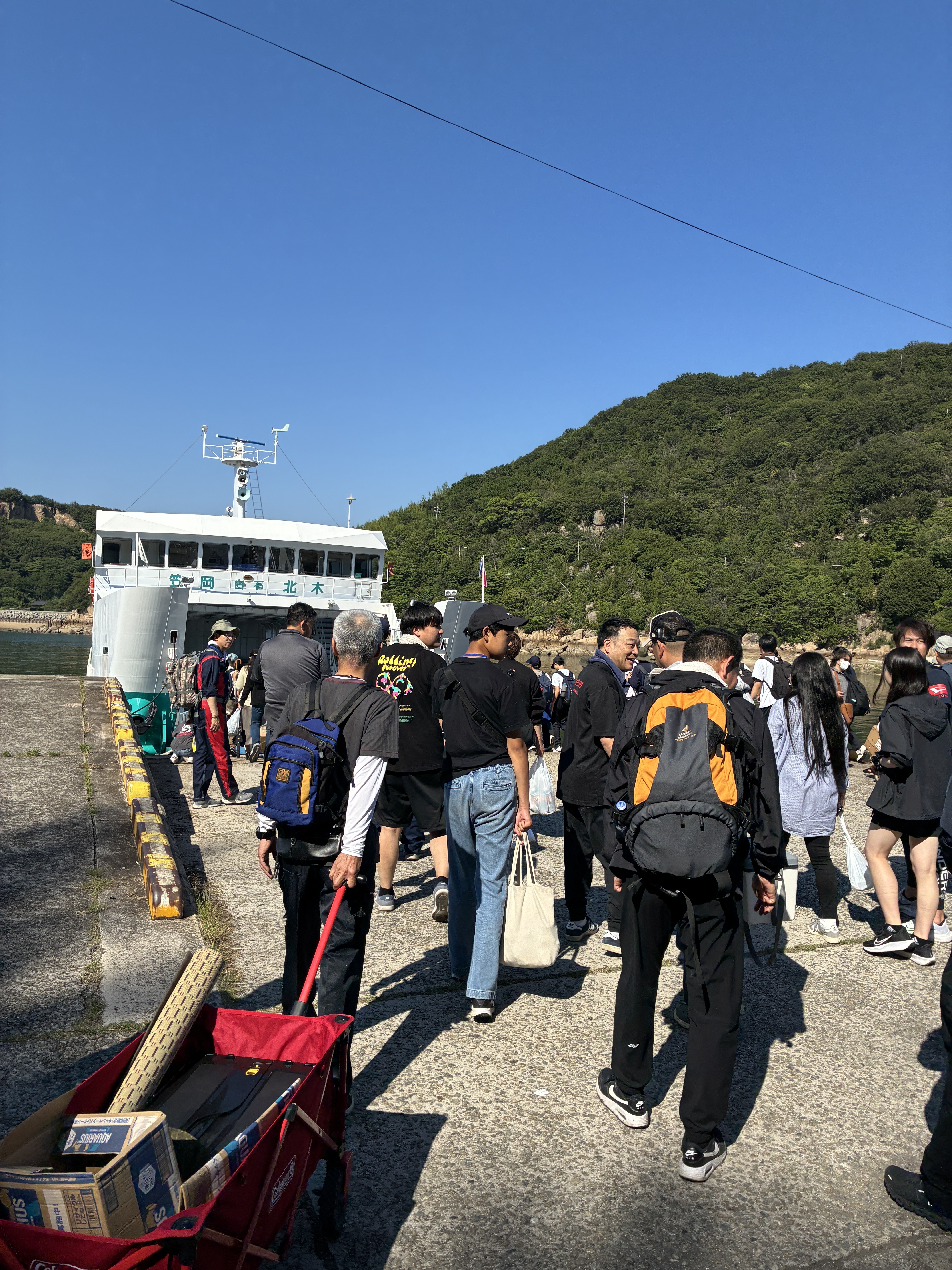 おまけ...　フェリー乗船。島の人達は見えなくなるまで手を振ってくれます。。。