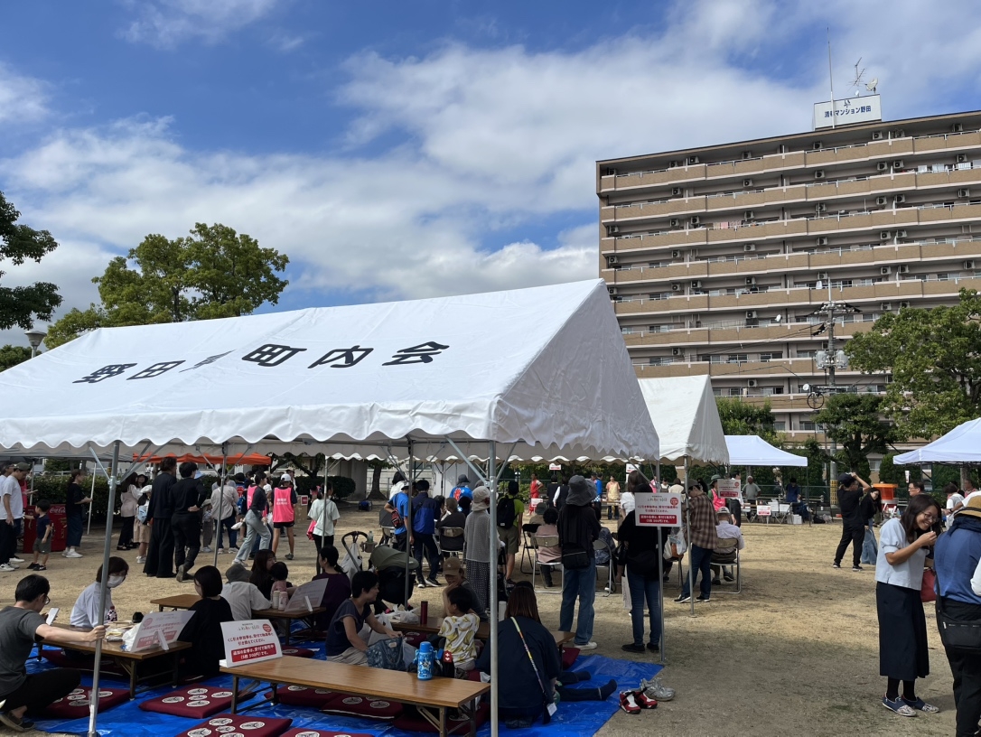 賑わってます。13時30分からくじ引きです！