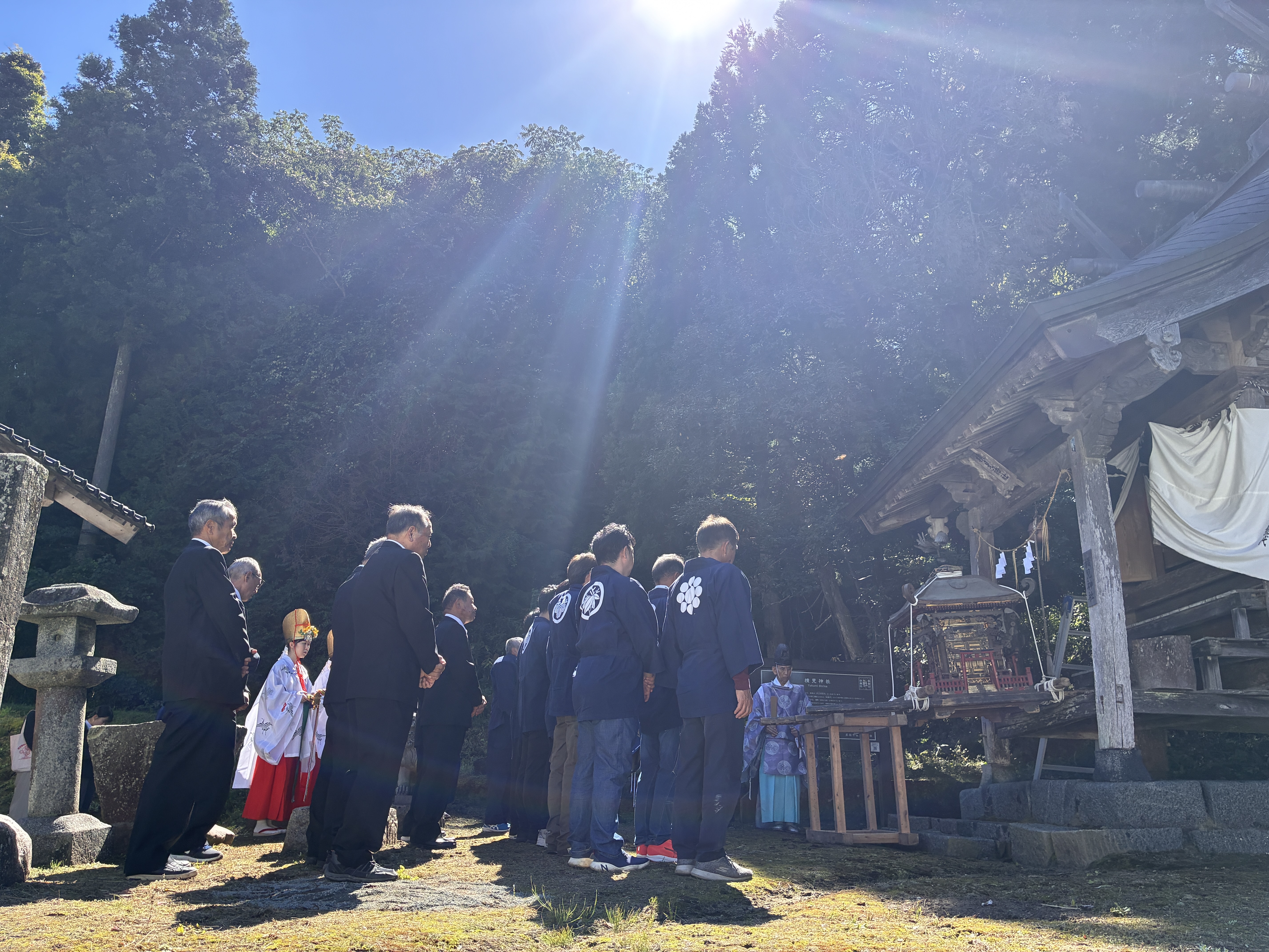 社殿の後ろの延長線上にある櫃ヶ山を祭ってあると言われる横見神社