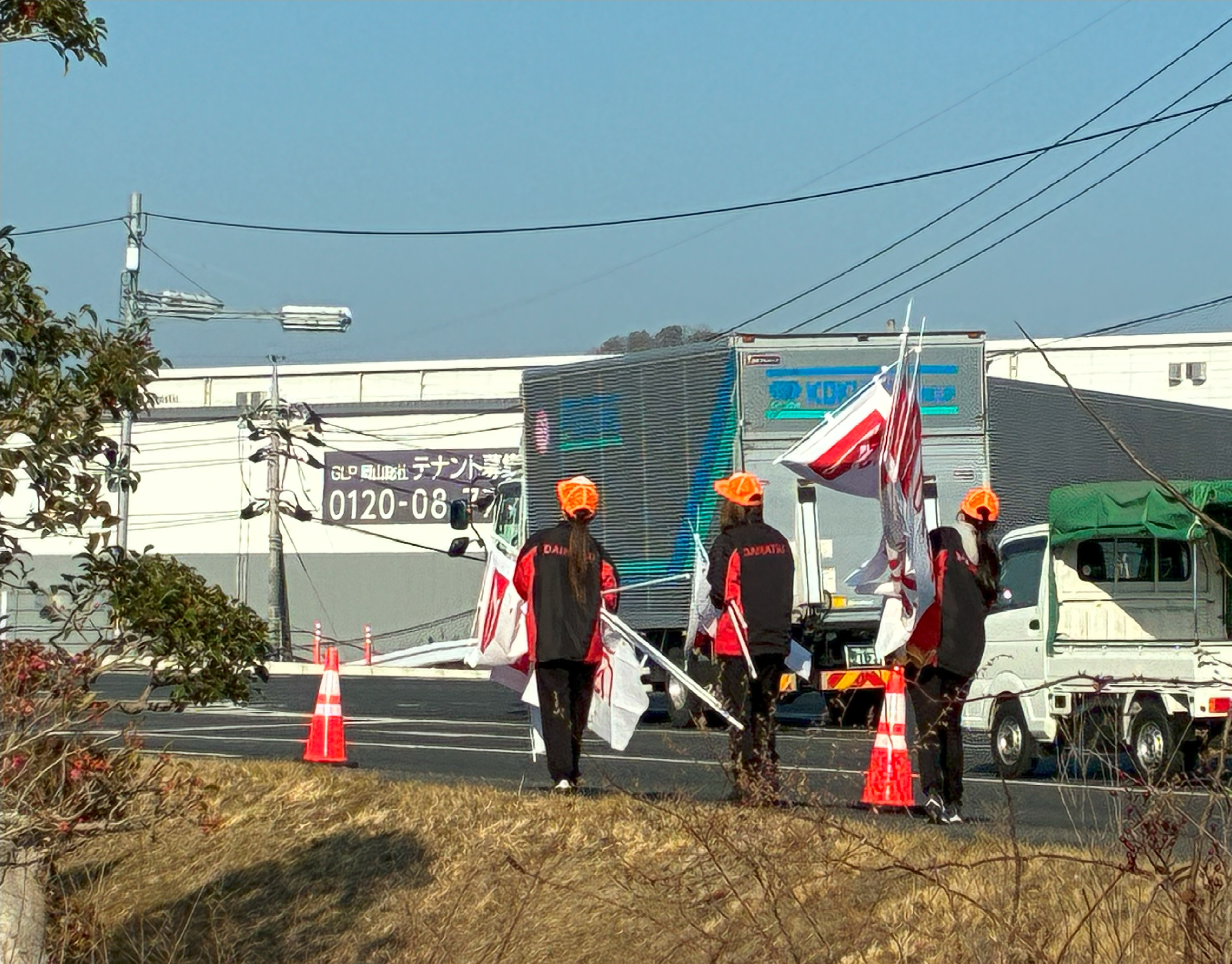 「DAIHATSU」のぼりを16本、これでもかっていうくらい立てます