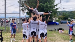 個人優勝したエースを胴上げ～