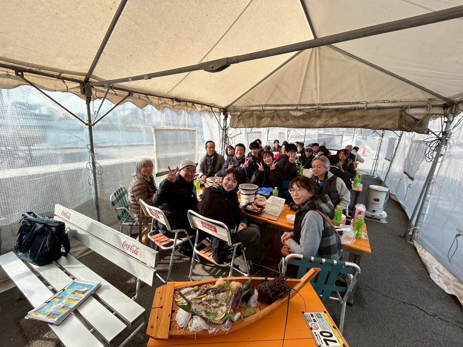 ▲優勝チームと景品の伊勢エビ船盛