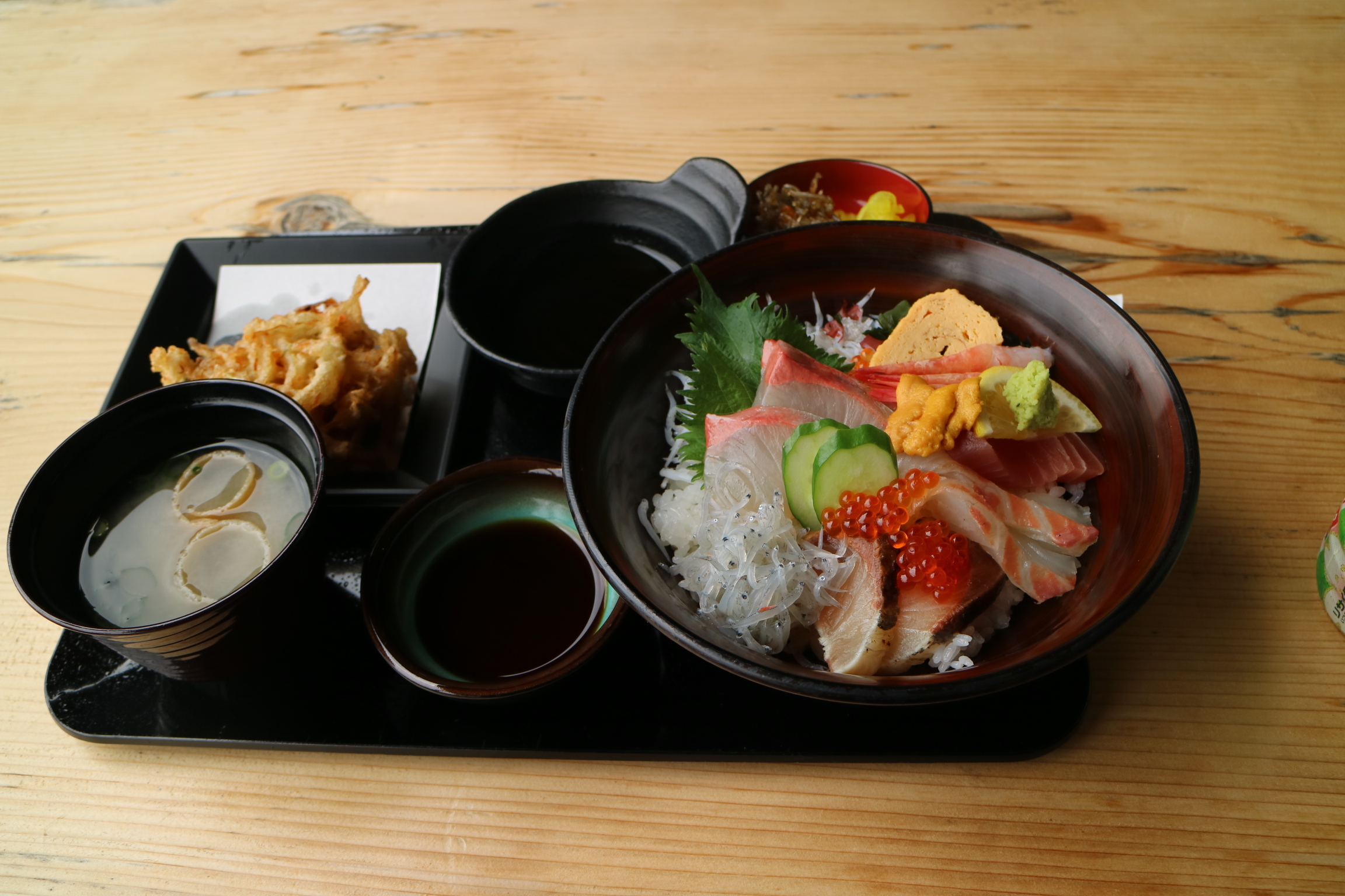 こちらが佐田岬はなはなの名物海鮮丼「はなはな丼」+しらすかき揚げのセット！