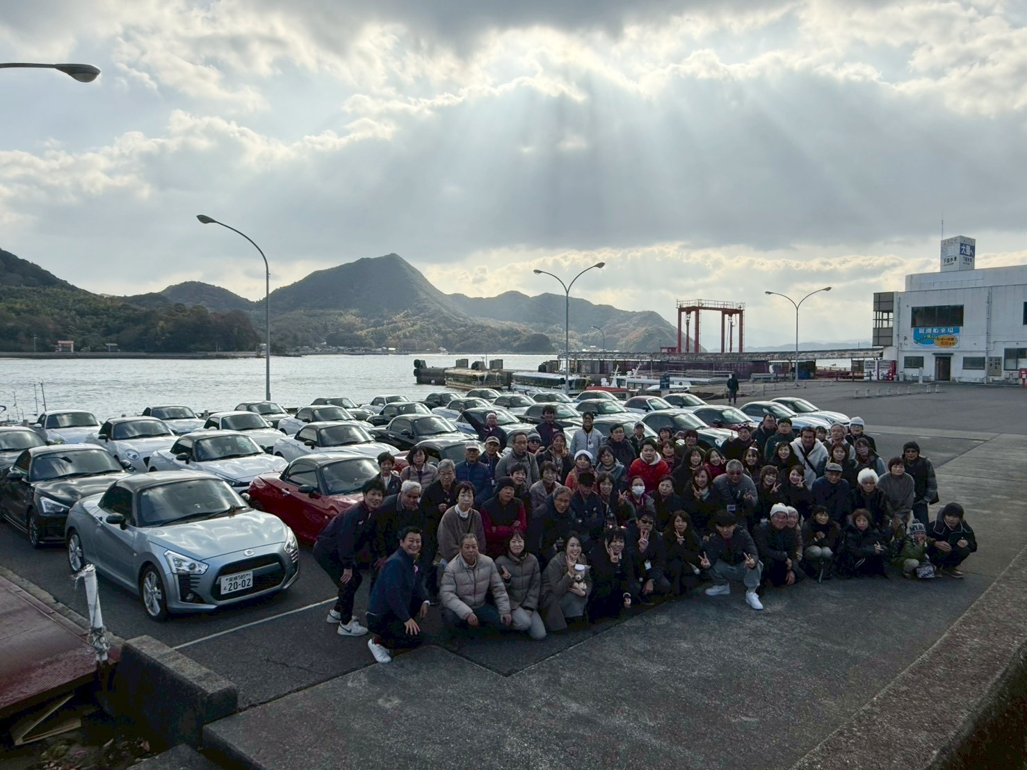 ▲海とコペンをバックに集合写真