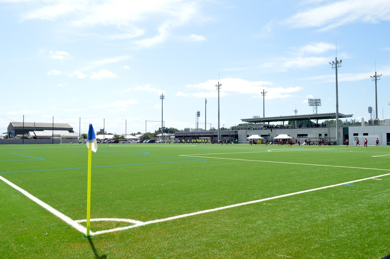 今春オープンした新富町フットボールセンターは、テゲバジャーロ宮崎のホームグラウンド「ユニリーバスタジアム新富」に隣接する人工芝のグラウンドです