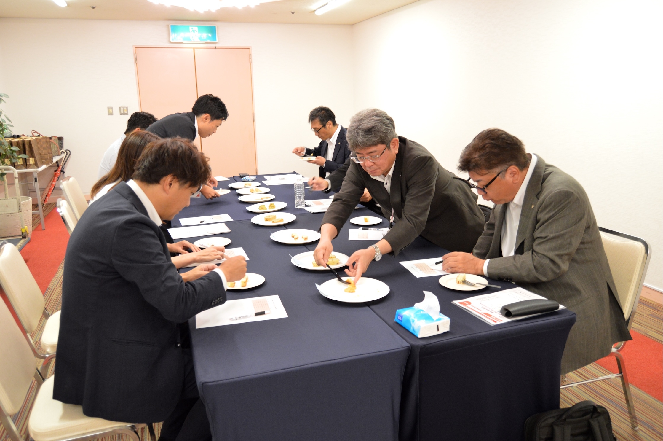 宮崎ダイハツ販売株式会社の春名友樹代表取締役社長をはじめとする審査員が作品を一つずつ試食し、見た目や味、コストパフォーマンスなどを評価し、各賞を決定しました