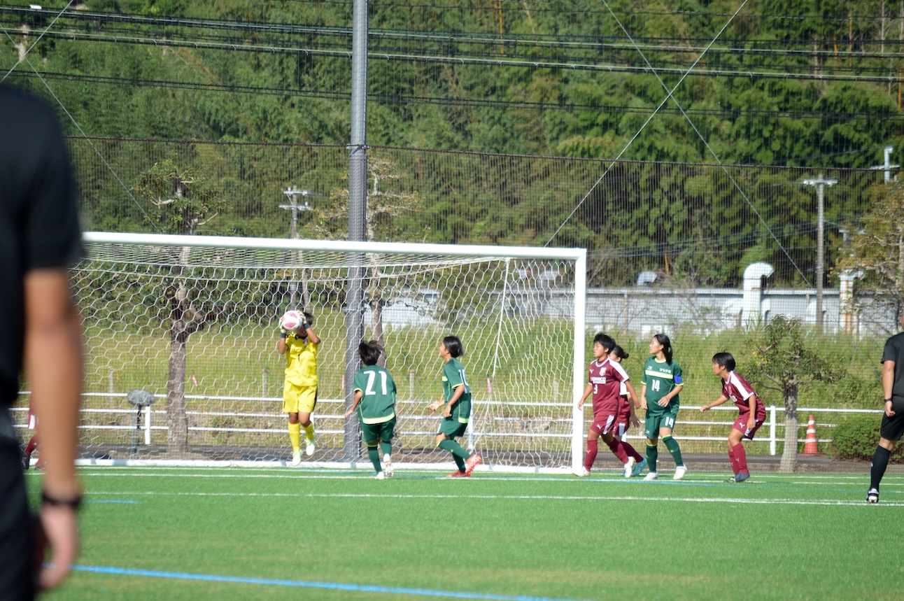 都城聖ドミニコ学園のGK・山下桃果選手（3年）は、必死でゴールを守ります